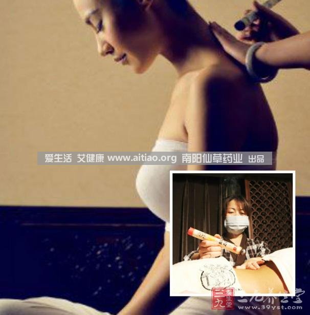 足三里穴是位于外膝的下3寸、脛骨外側(cè)一橫指左右的位置，艾灸10-15分鐘即可，需堅(jiān)持一段時(shí)間，很快可以看到祛濕的效果。