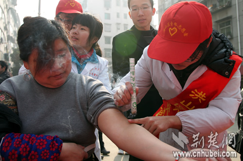 志愿者攜艾灸進社區(qū)服務(wù)(圖)